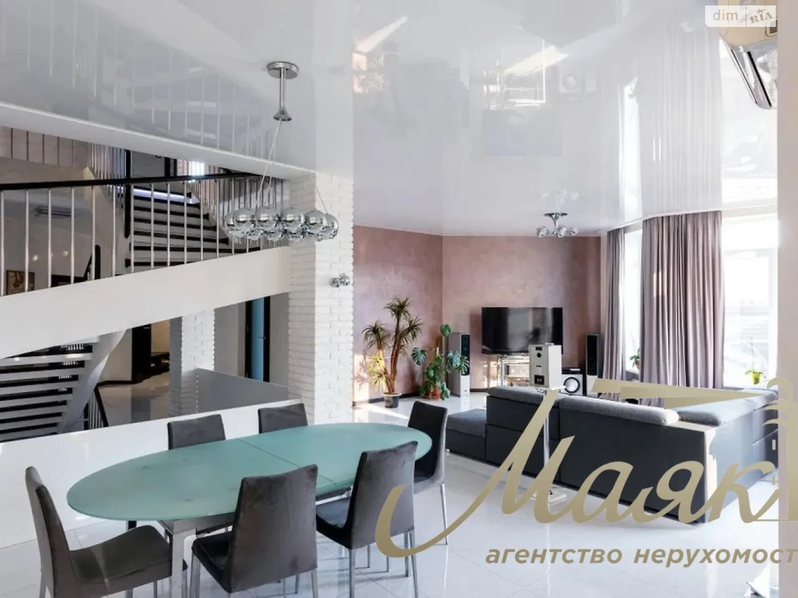 Сдается в аренду дом на 2 этажа 550 кв. м с беседкой, цена: 2500 $