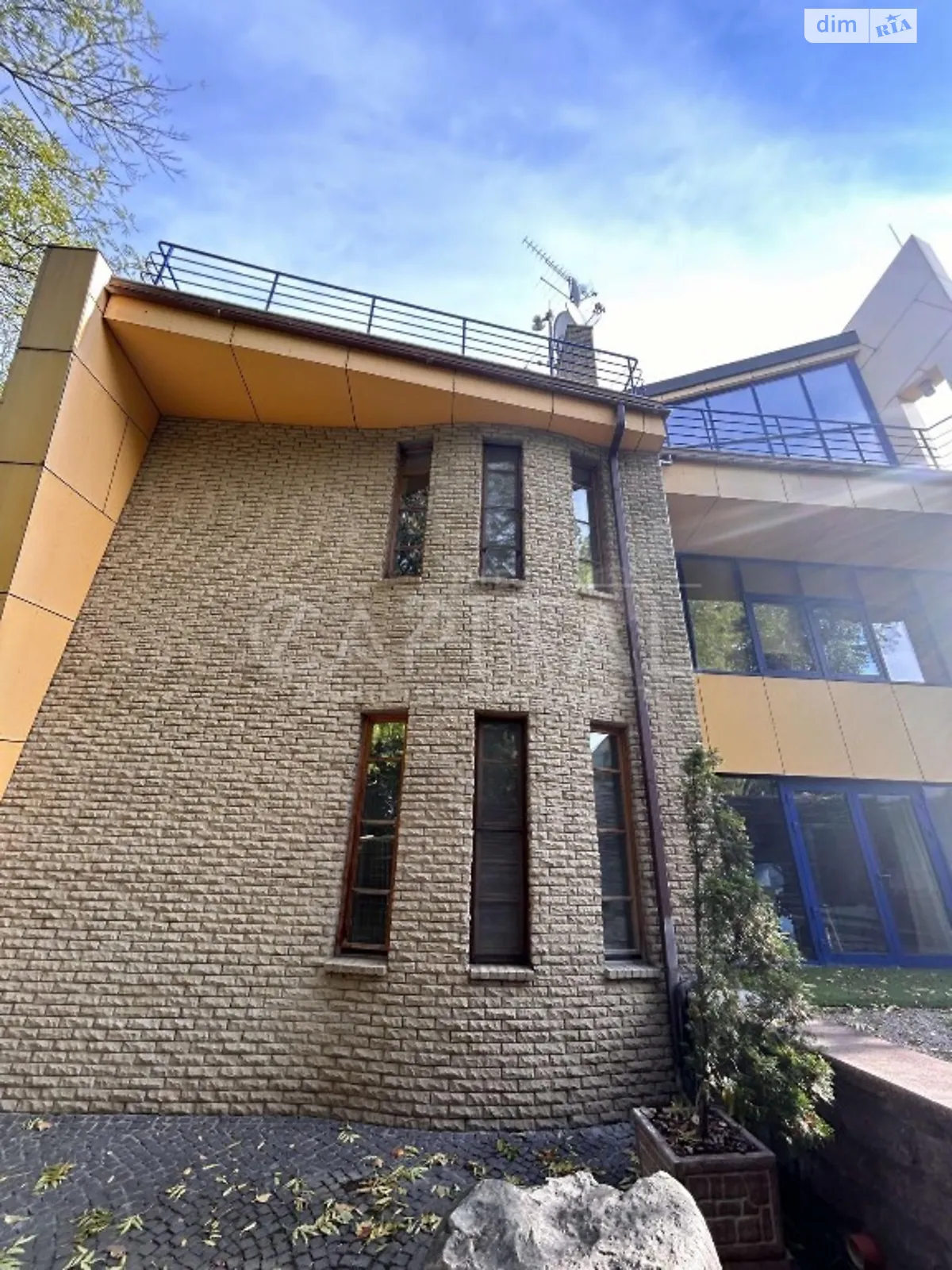 Продается дом на 3 этажа 580 кв. м с камином - фото 2