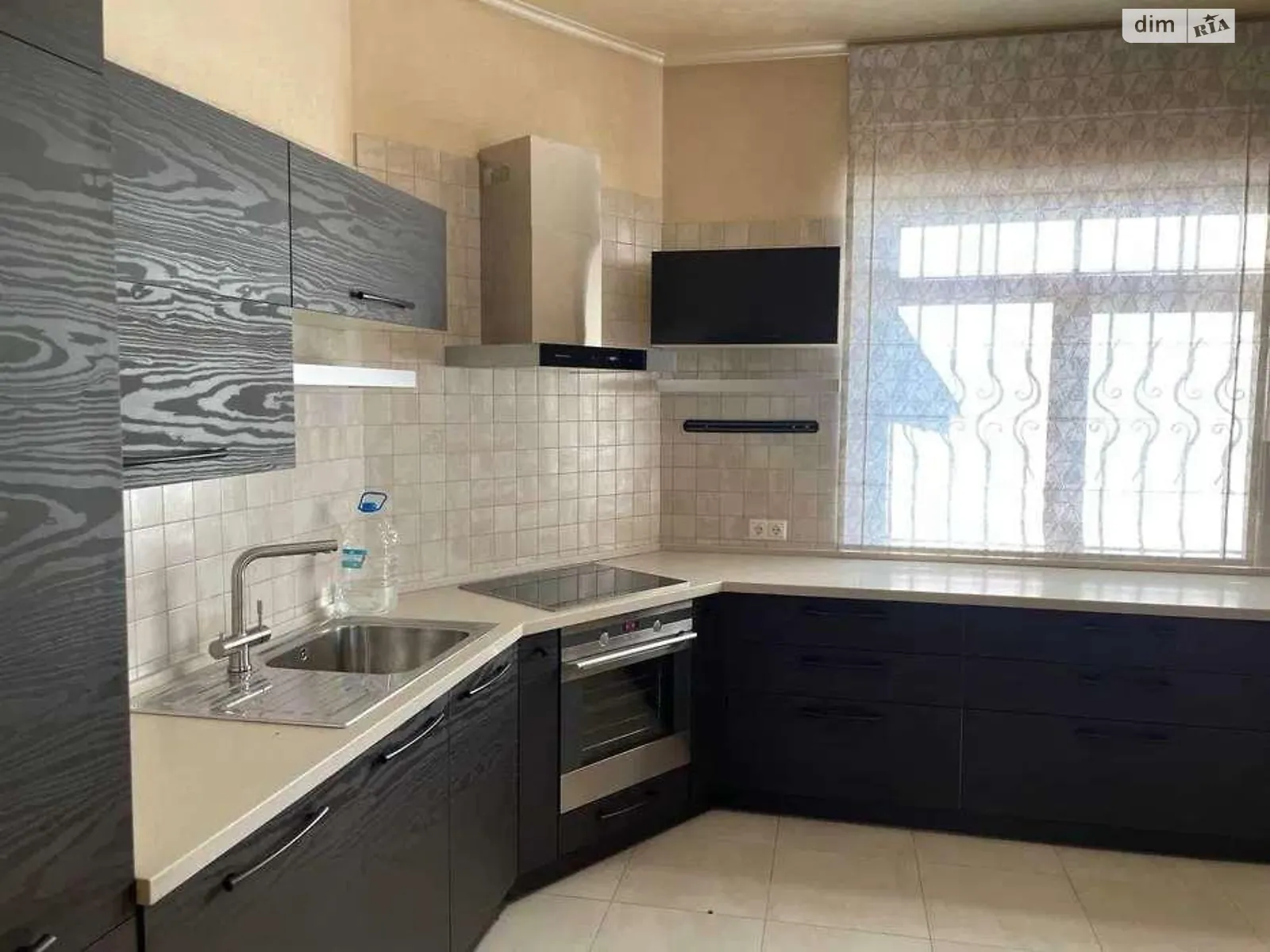 Сдается в аренду дом на 2 этажа 280 кв. м с камином, цена: 4500 $