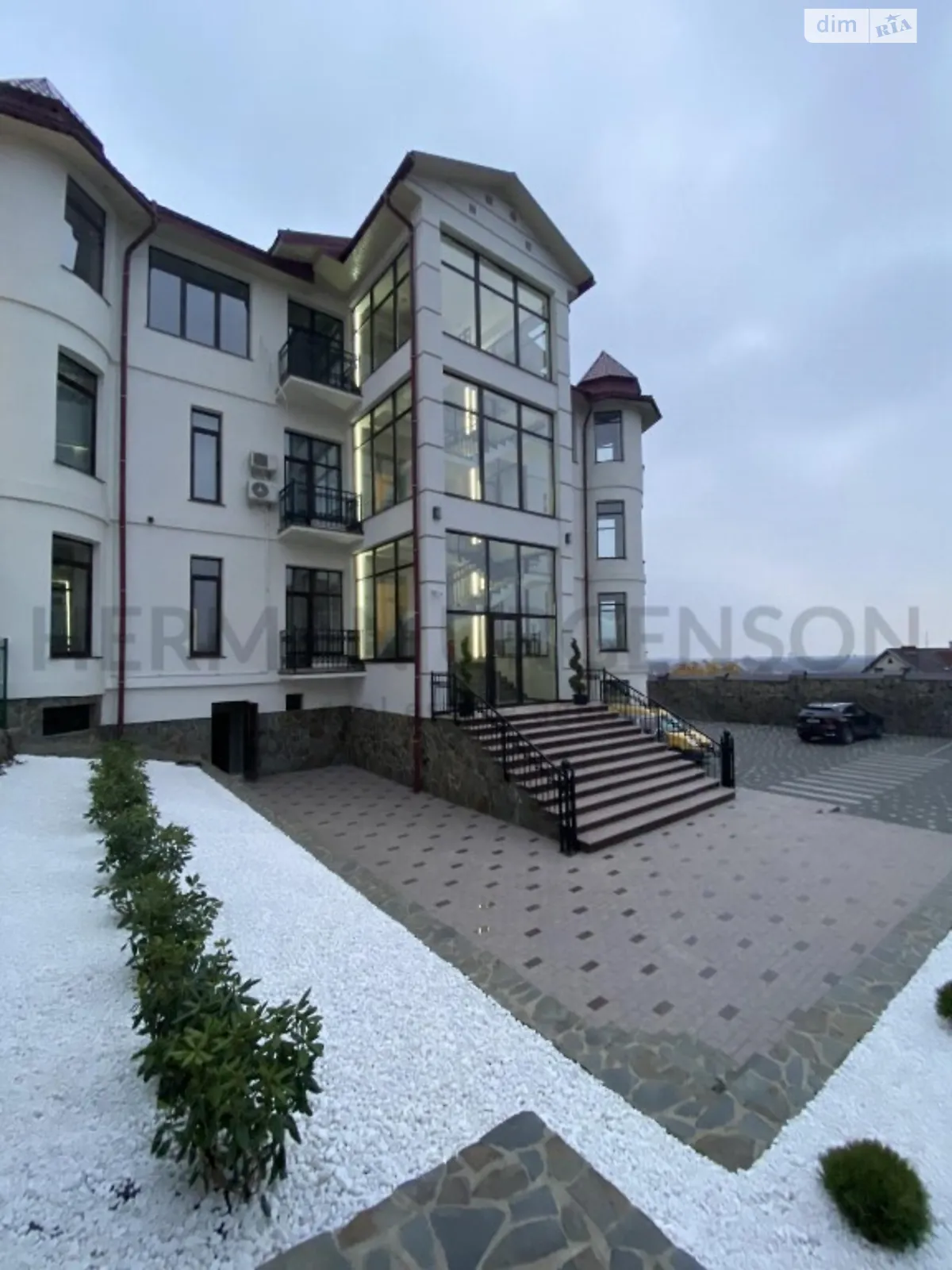 Продается 4-комнатная квартира 110 кв. м в Ужгороде - фото 1