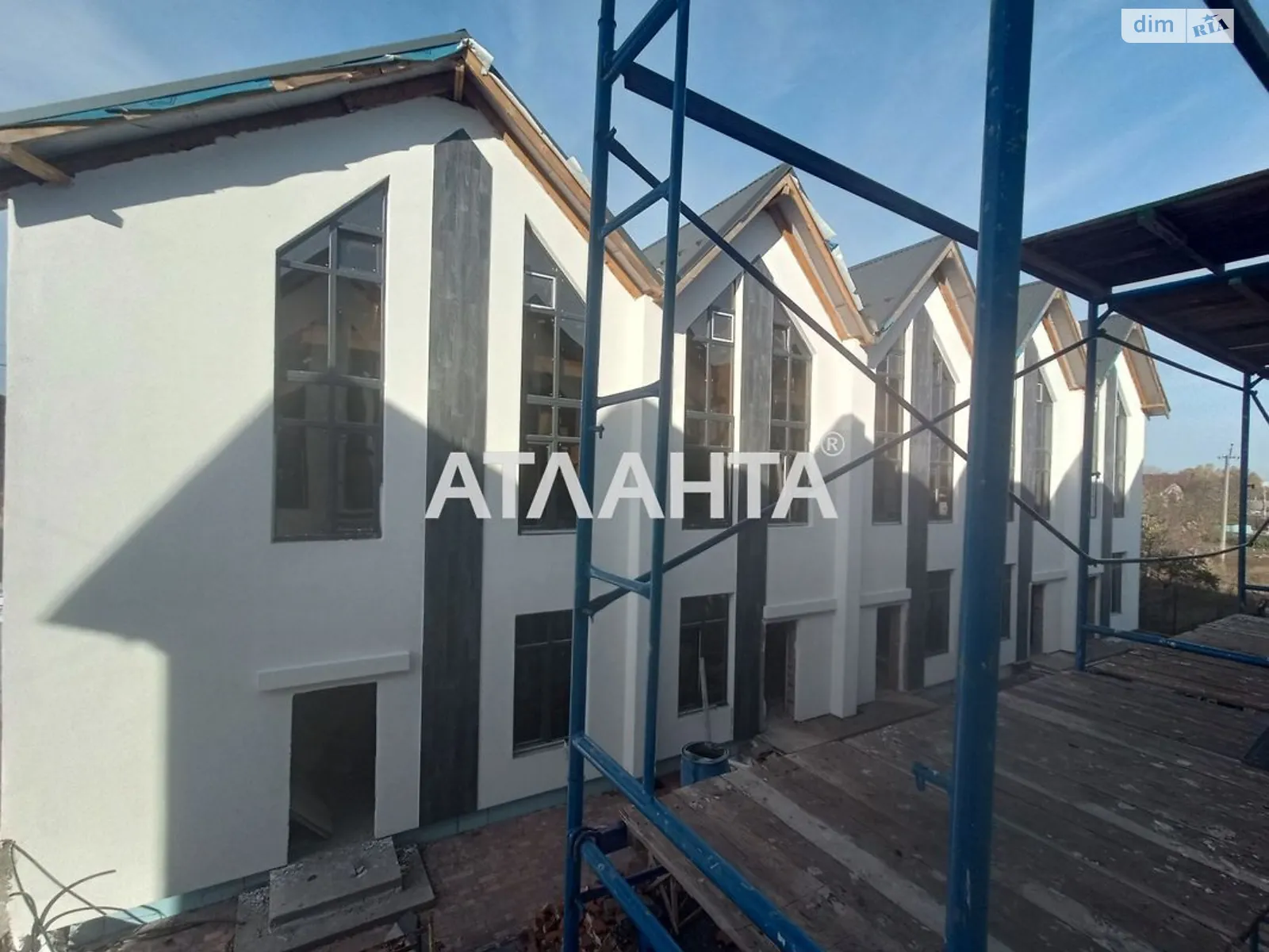 Продається будинок 3 поверховий 90 кв. м з каміном, цена: 85000 $