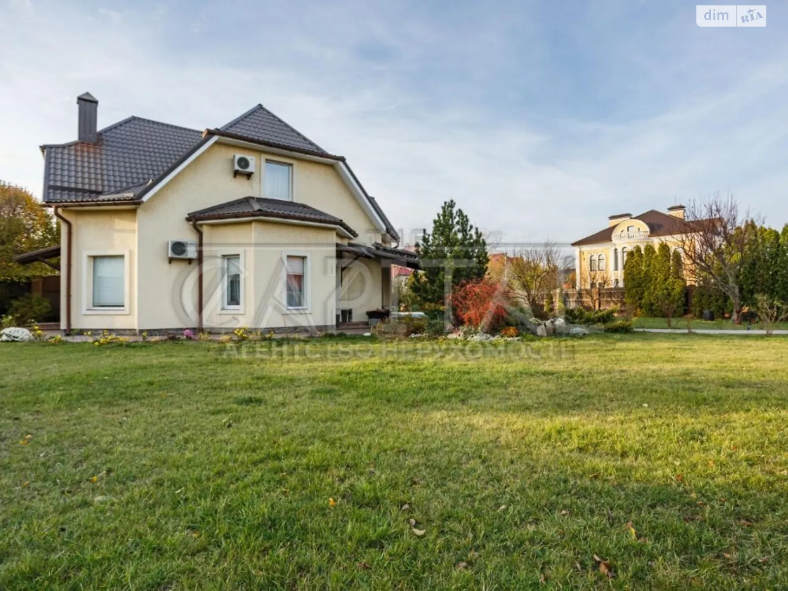 Продается дом на 2 этажа 250 кв. м с камином, цена: 350000 $ - фото 1