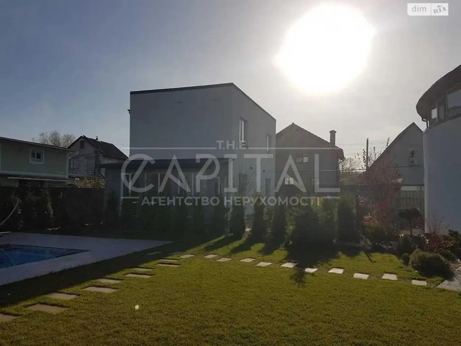Сдается в аренду дом на 3 этажа 118 кв. м с подвалом, цена: 1300 $ - фото 1