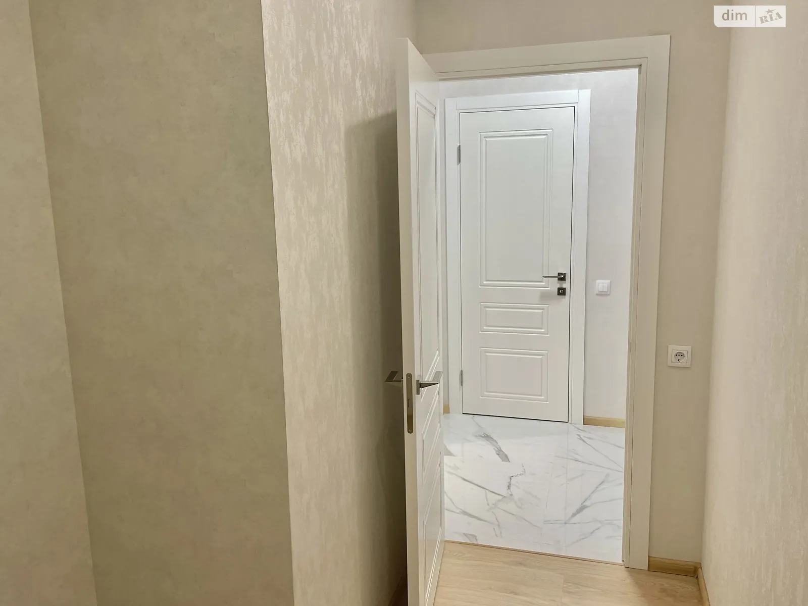 Продается 1-комнатная квартира 42 кв. м в Одессе, ул. Жемчужная, 10 - фото 1