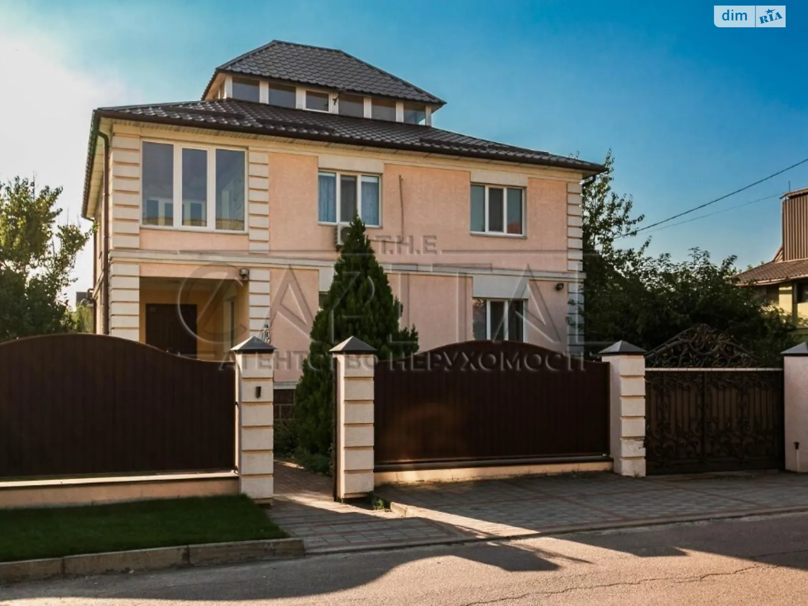 Продается дом на 2 этажа 300 кв. м с камином, цена: 330000 $ - фото 1