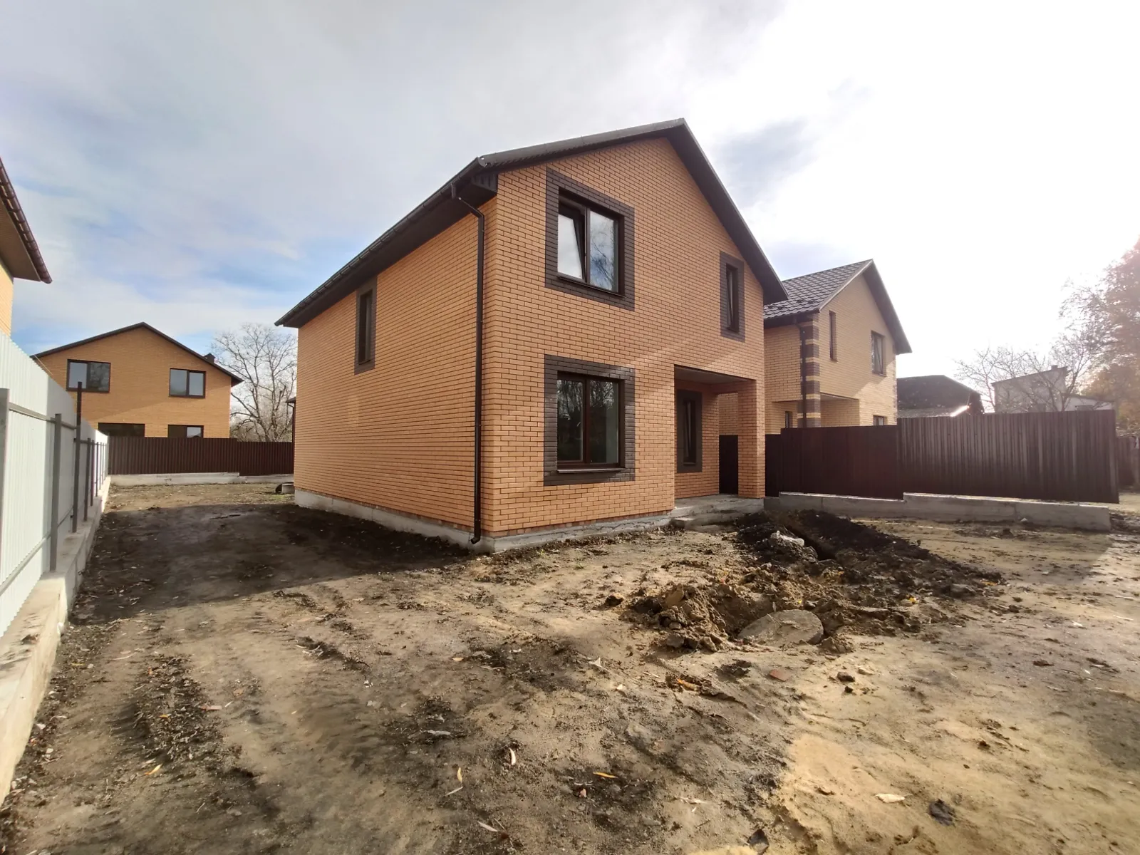 Продается дом на 2 этажа 127 кв. м с садом, цена: 92000 $ - фото 1