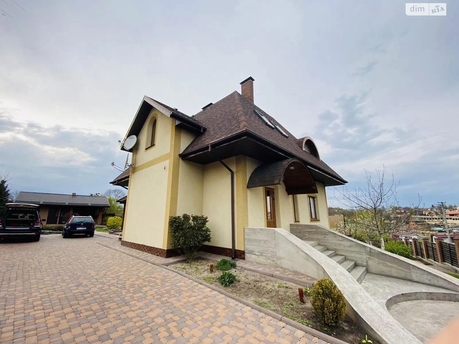 Продається будинок 3 поверховий 253 кв. м з гаражем, цена: 290000 $