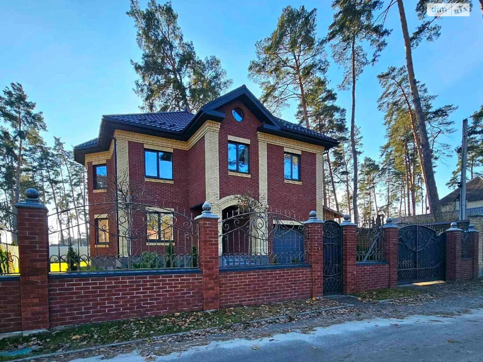 Продается дом на 2 этажа 211 кв. м с камином, цена: 270000 $