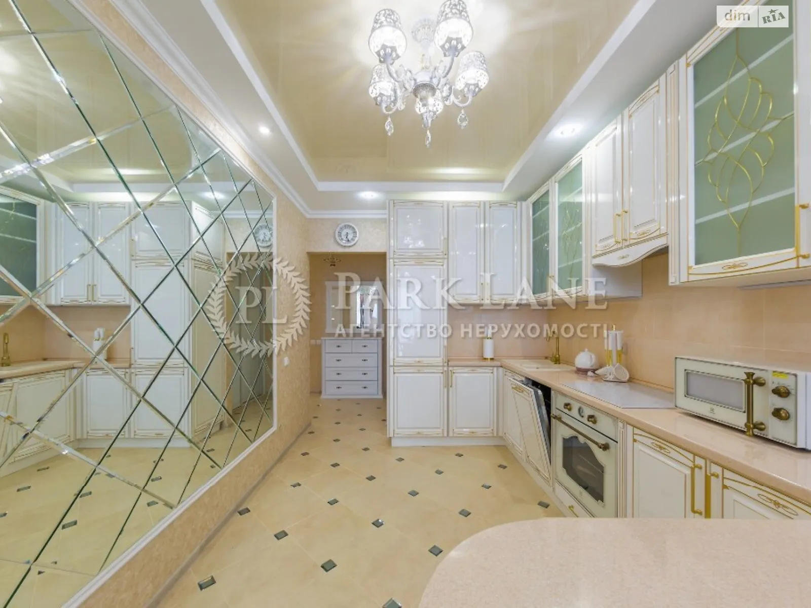 Продается 1-комнатная квартира 53 кв. м в Киеве, ул. Глубочицкая, 73-77
