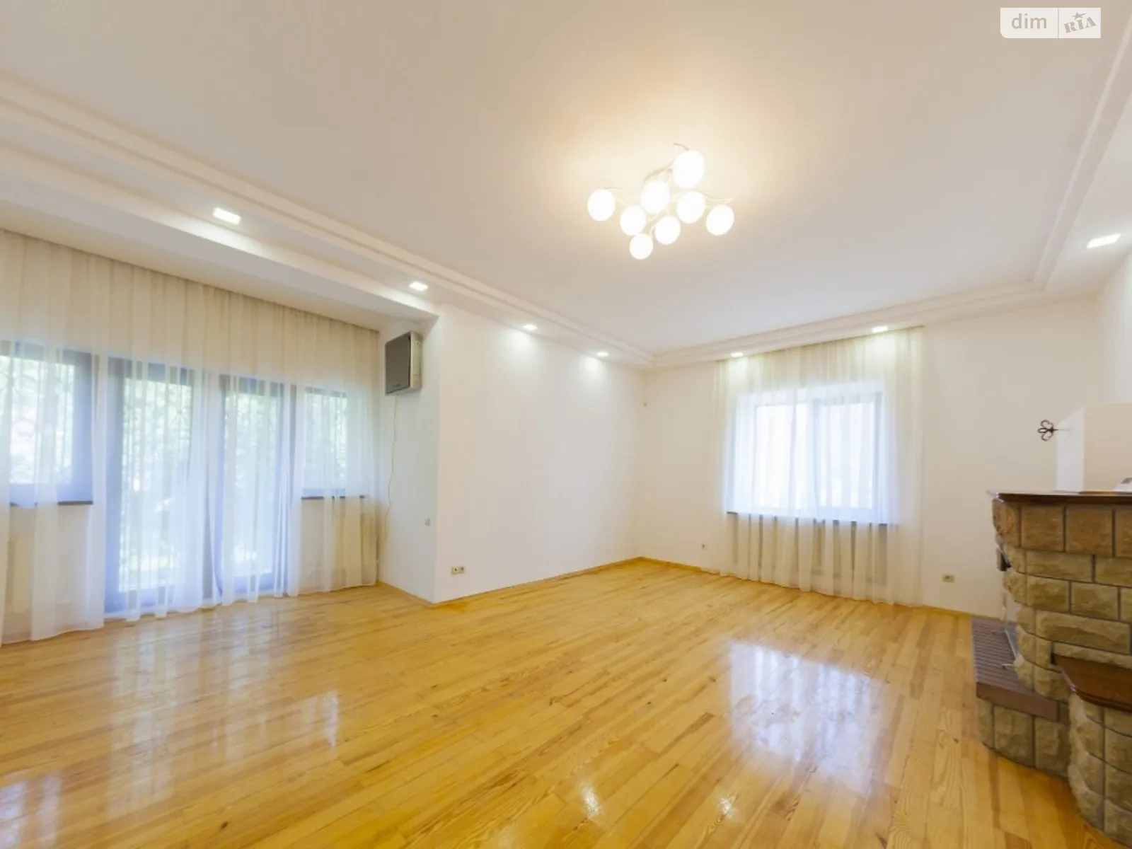 Сдается в аренду дом на 2 этажа 200 кв. м с камином, цена: 2300 $ - фото 1