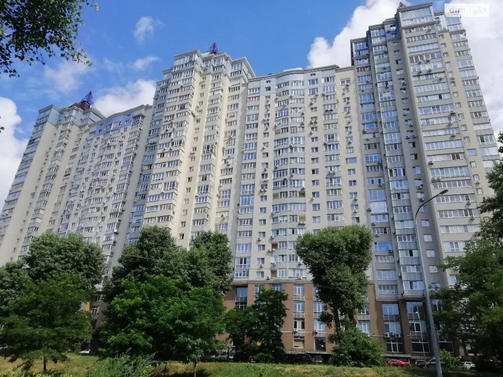 Продается 3-комнатная квартира 96 кв. м в Киеве, ул. Ованеса Туманяна, 15А