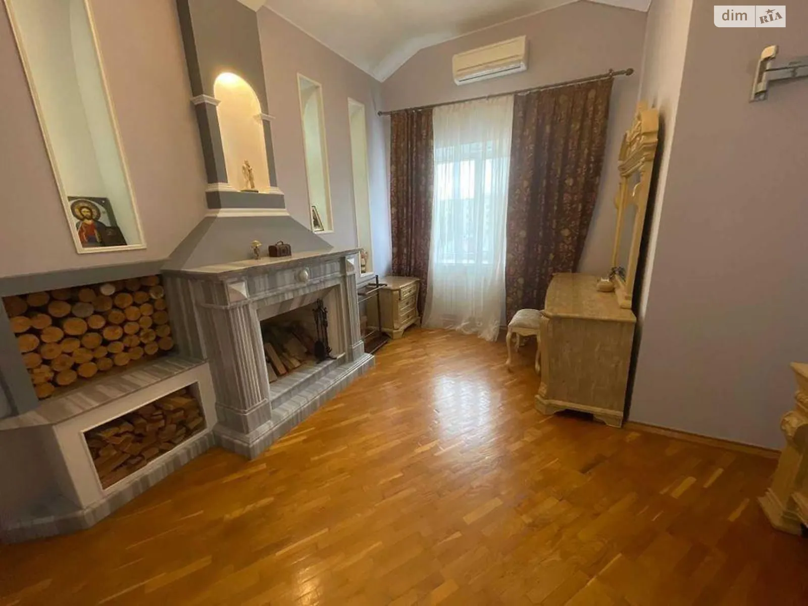 Продается 4-комнатная квартира 180 кв. м в Киеве, ул. Лукьяновская, 63