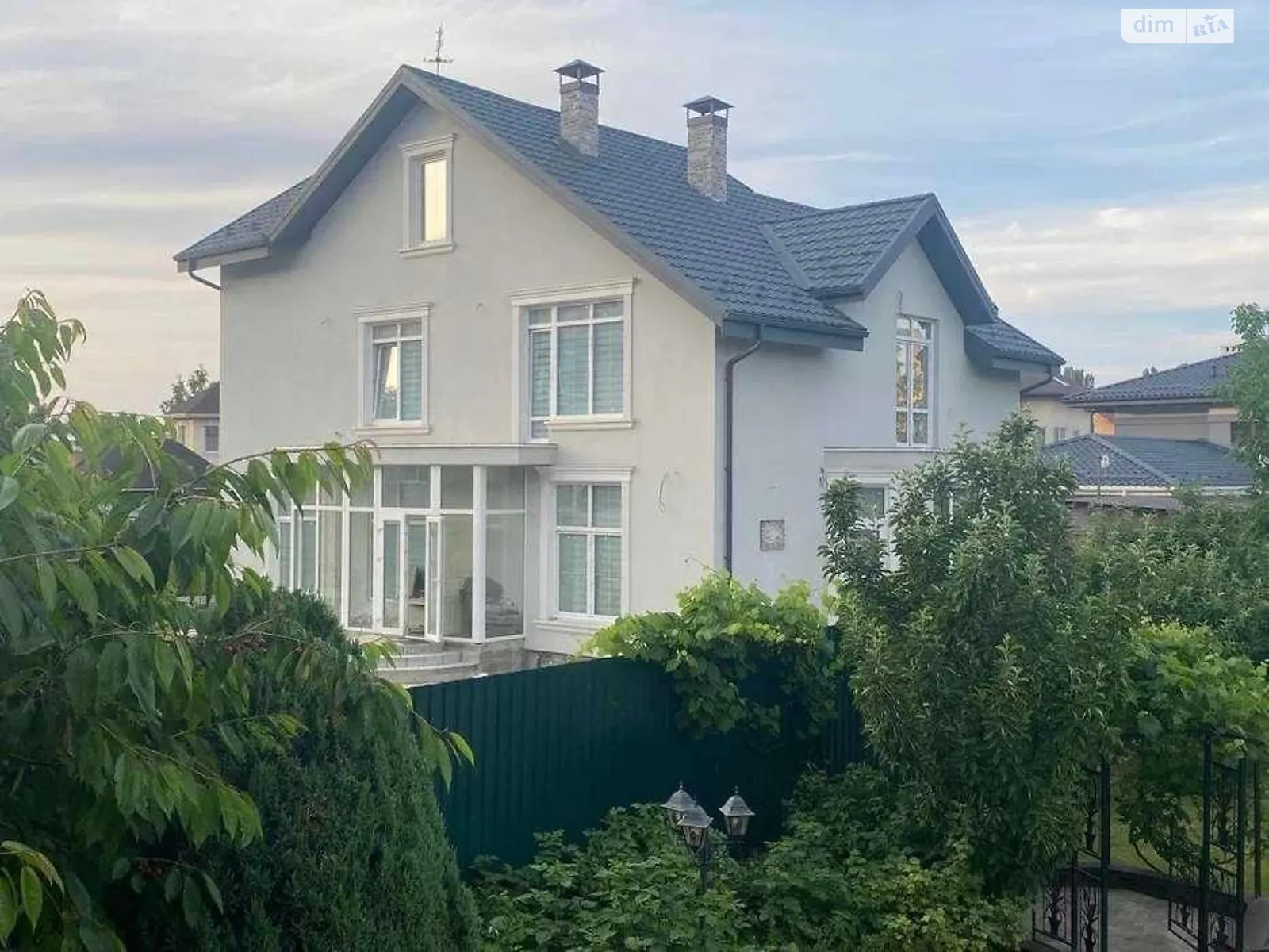 Продается дом на 3 этажа 250 кв. м с камином, цена: 330000 $ - фото 1