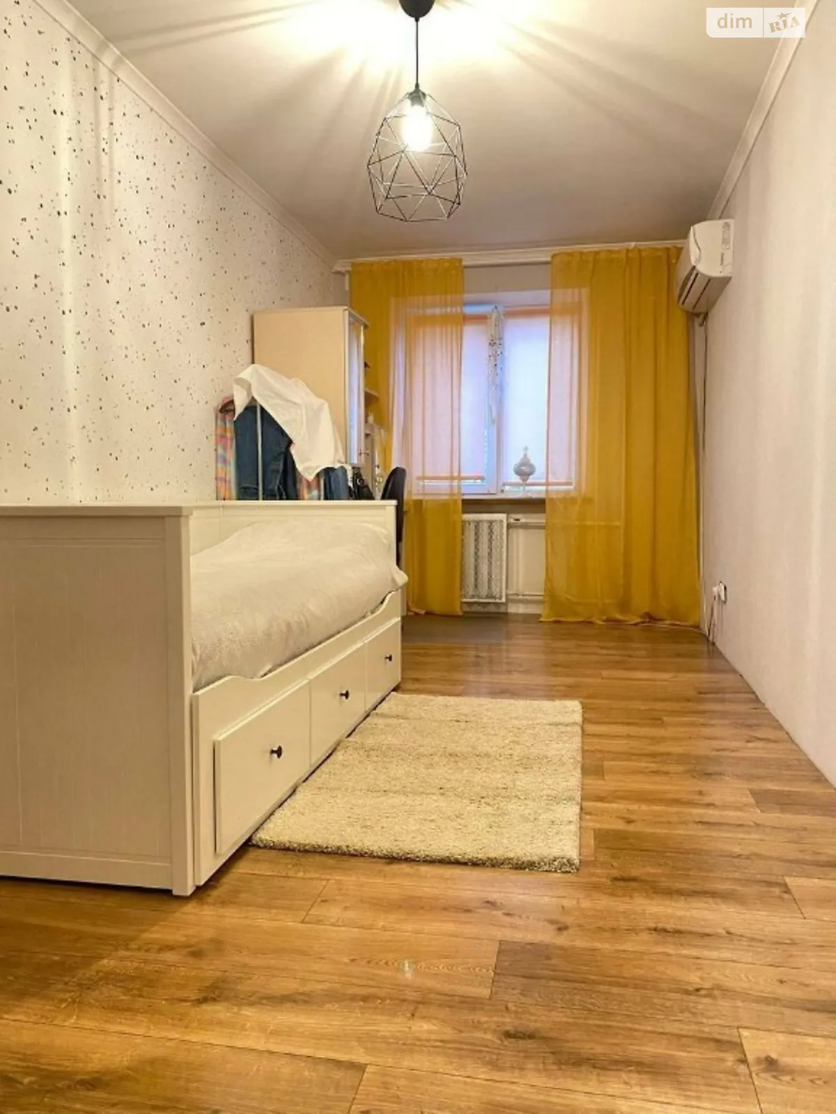 Продается 3-комнатная квартира 58 кв. м в Киеве, ул. Юрковская, 42А
