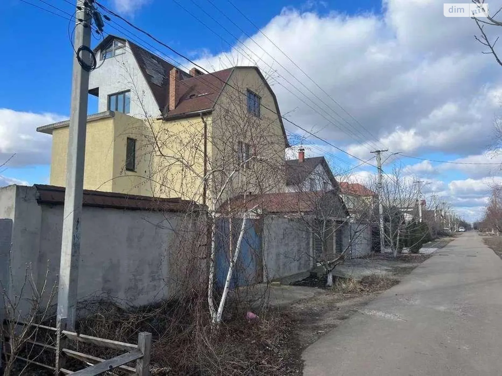 Продается дом на 3 этажа 300 кв. м с верандой, цена: 62000 $ - фото 1