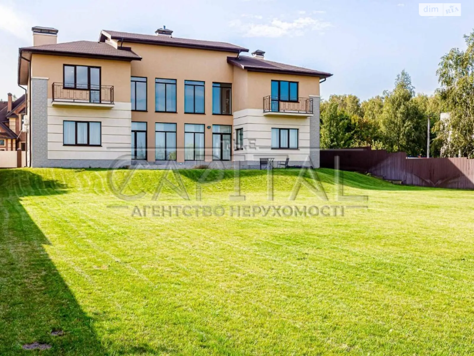 Продается дом на 2 этажа 365 кв. м с бассейном, цена: 350000 $