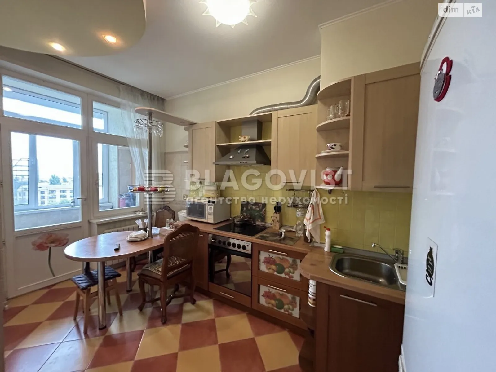 Продается 2-комнатная квартира 55 кв. м в Киеве, ул. Панаса Мирного, 17