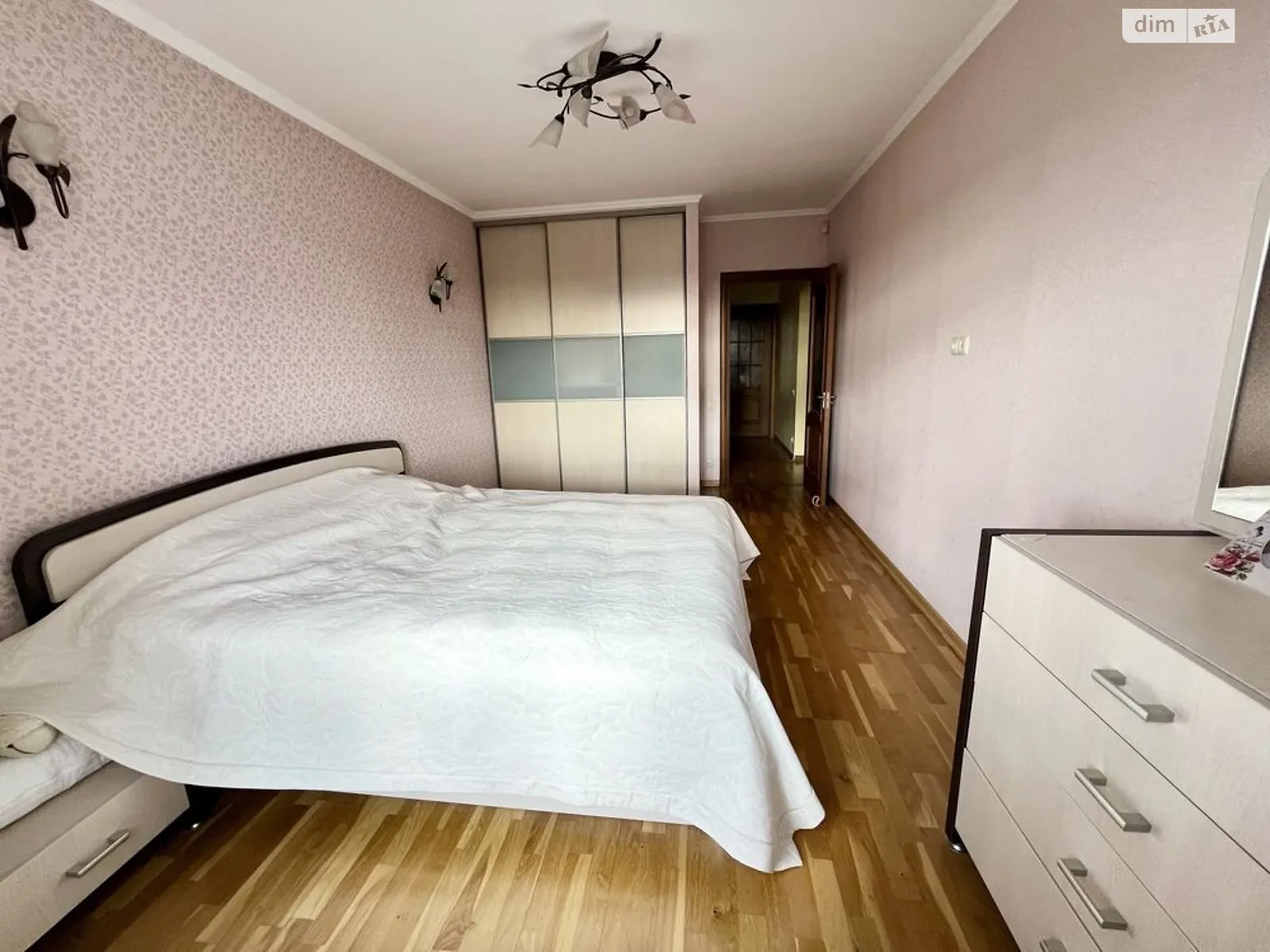 Продается 3-комнатная квартира 93 кв. м в Киеве, просп. Гонгадзе Георгия(Советской Украины)