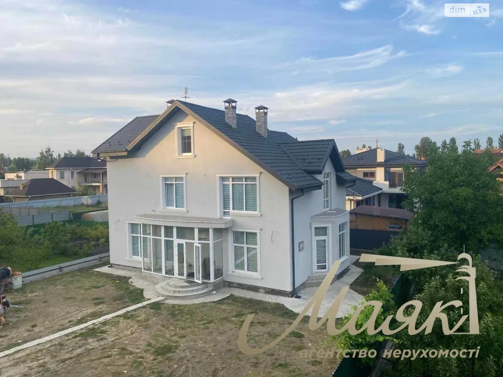 Продается дом на 3 этажа 240 кв. м с камином, цена: 349999 $ - фото 1