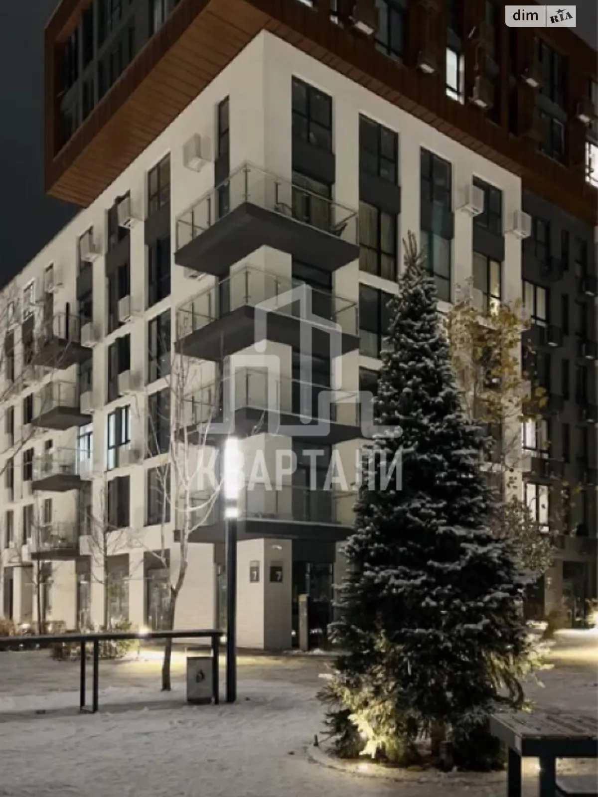 Продается 1-комнатная квартира 37 кв. м в Киеве, ул. Салютная, 2 - фото 1