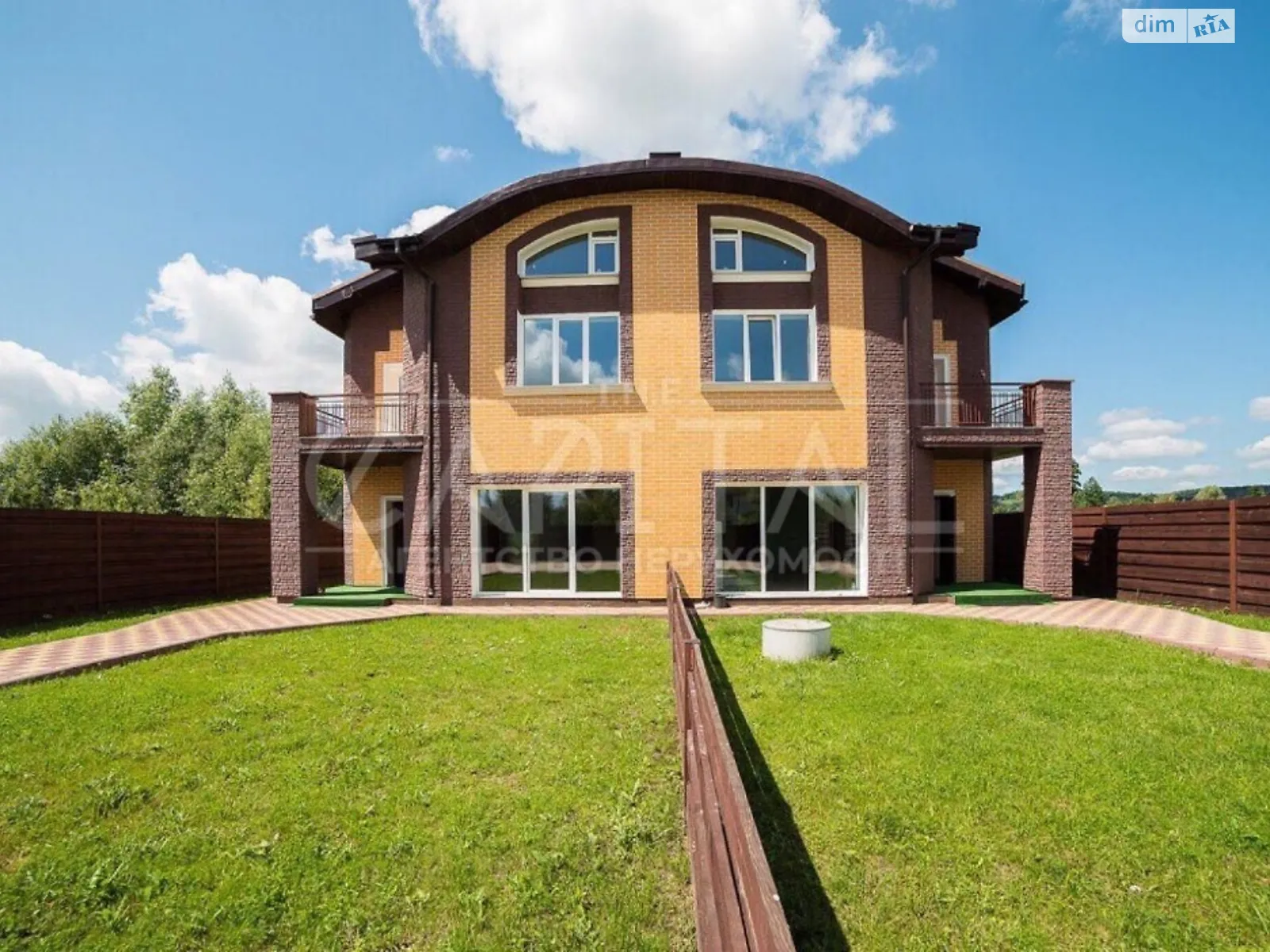 Продается дом на 3 этажа 255 кв. м с бассейном, цена: 85000 $ - фото 1