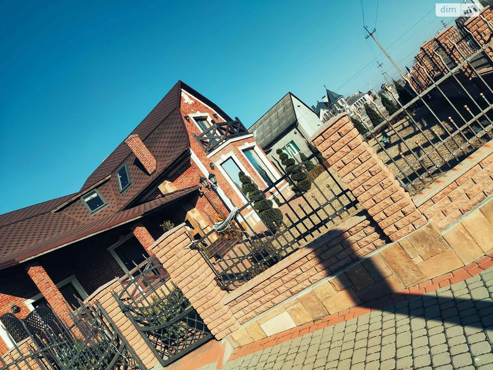 Продается дом на 2 этажа 210 кв. м с подвалом, цена: 169999 $ - фото 1