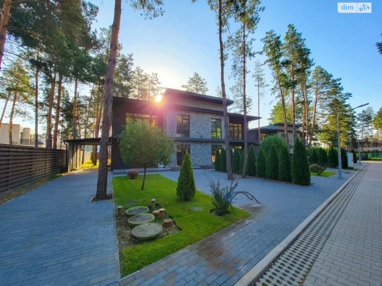 Продается дом на 2 этажа 192.8 кв. м с гаражом, ул. Дамба Киевского водохранилища - фото 1