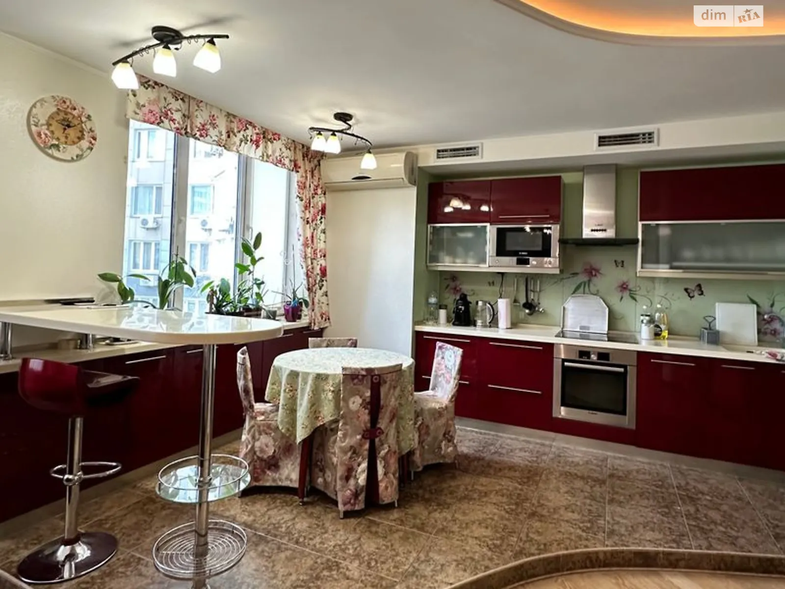 Продается 4-комнатная квартира 142 кв. м в Киеве, ул. Срибнокильская, 1