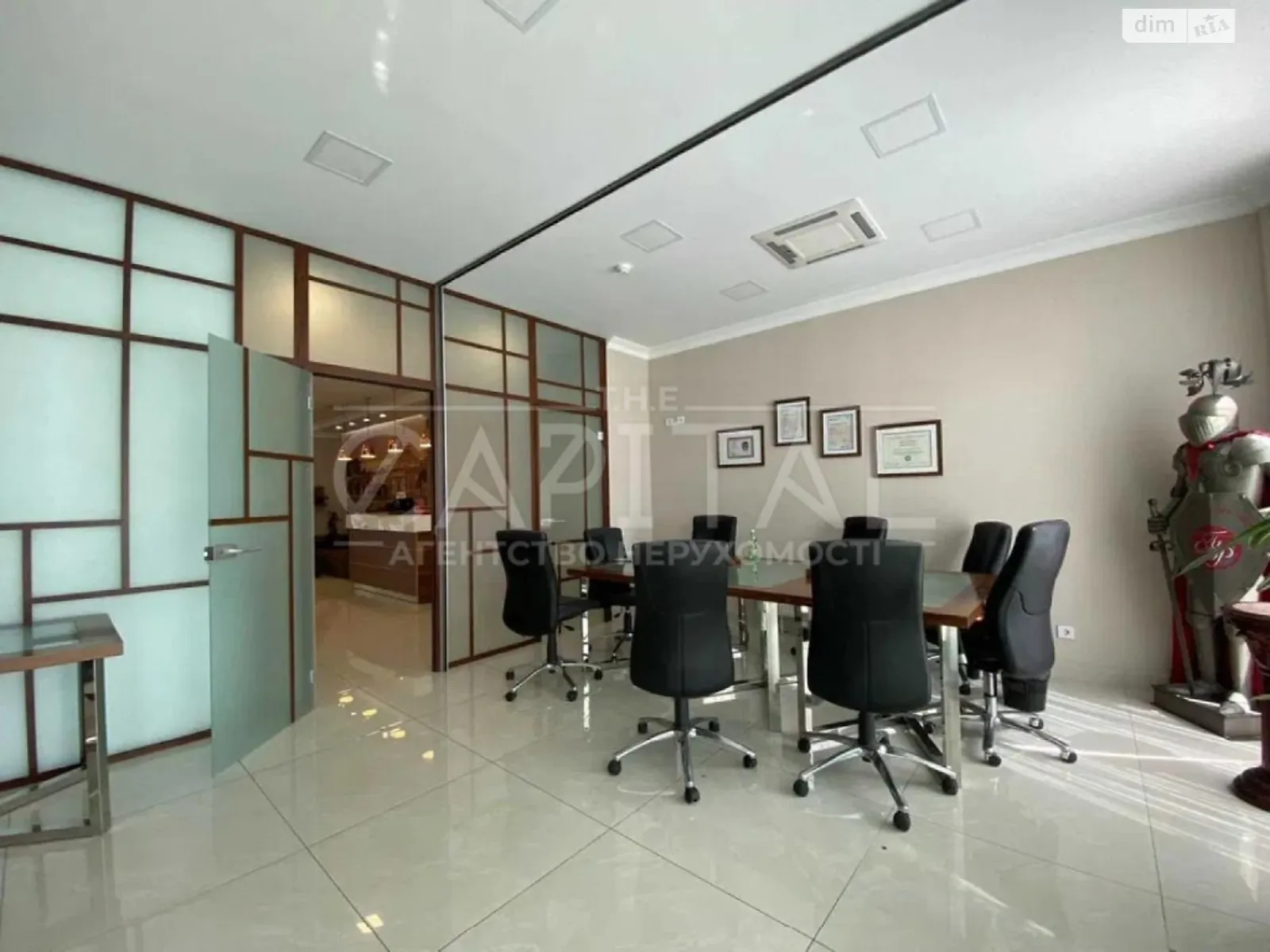 Продається офіс 260 кв. м в бізнес-центрі, цена: 750000 $