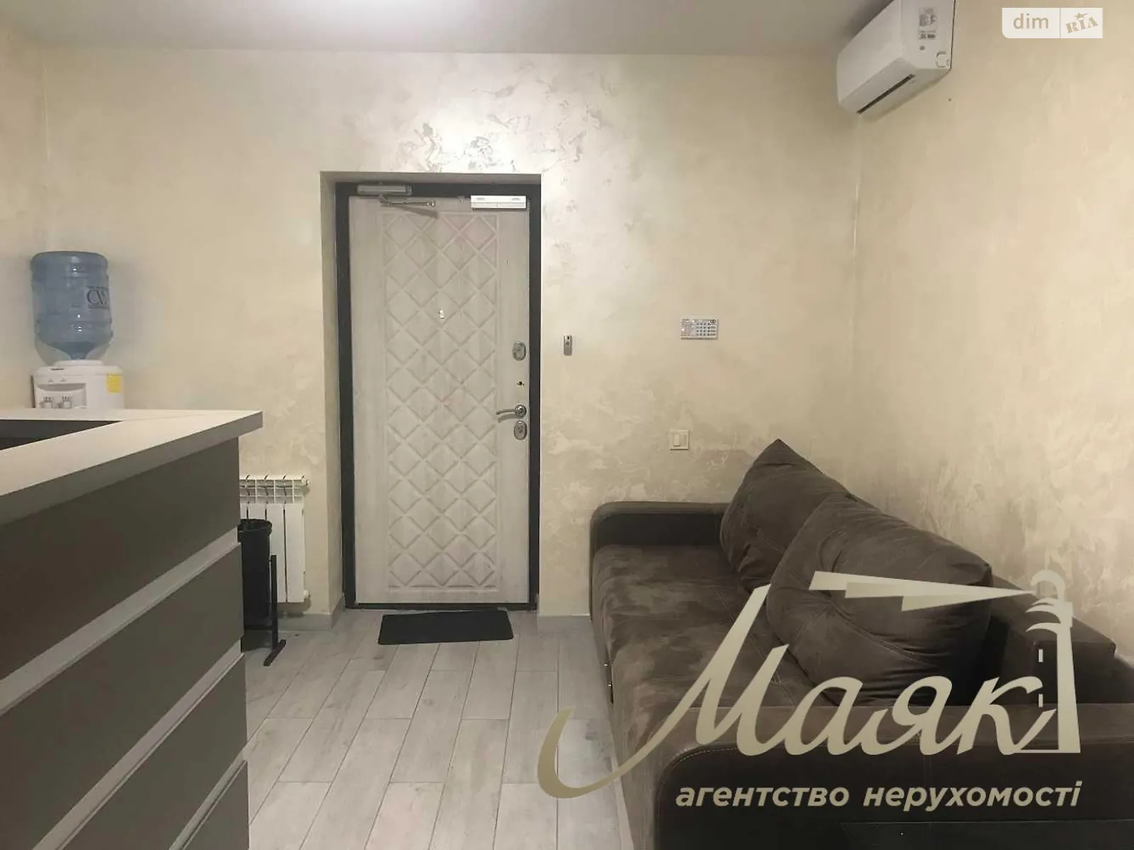 Сдается в аренду офис 70 кв. м в бизнес-центре, цена: 950 $ - фото 1