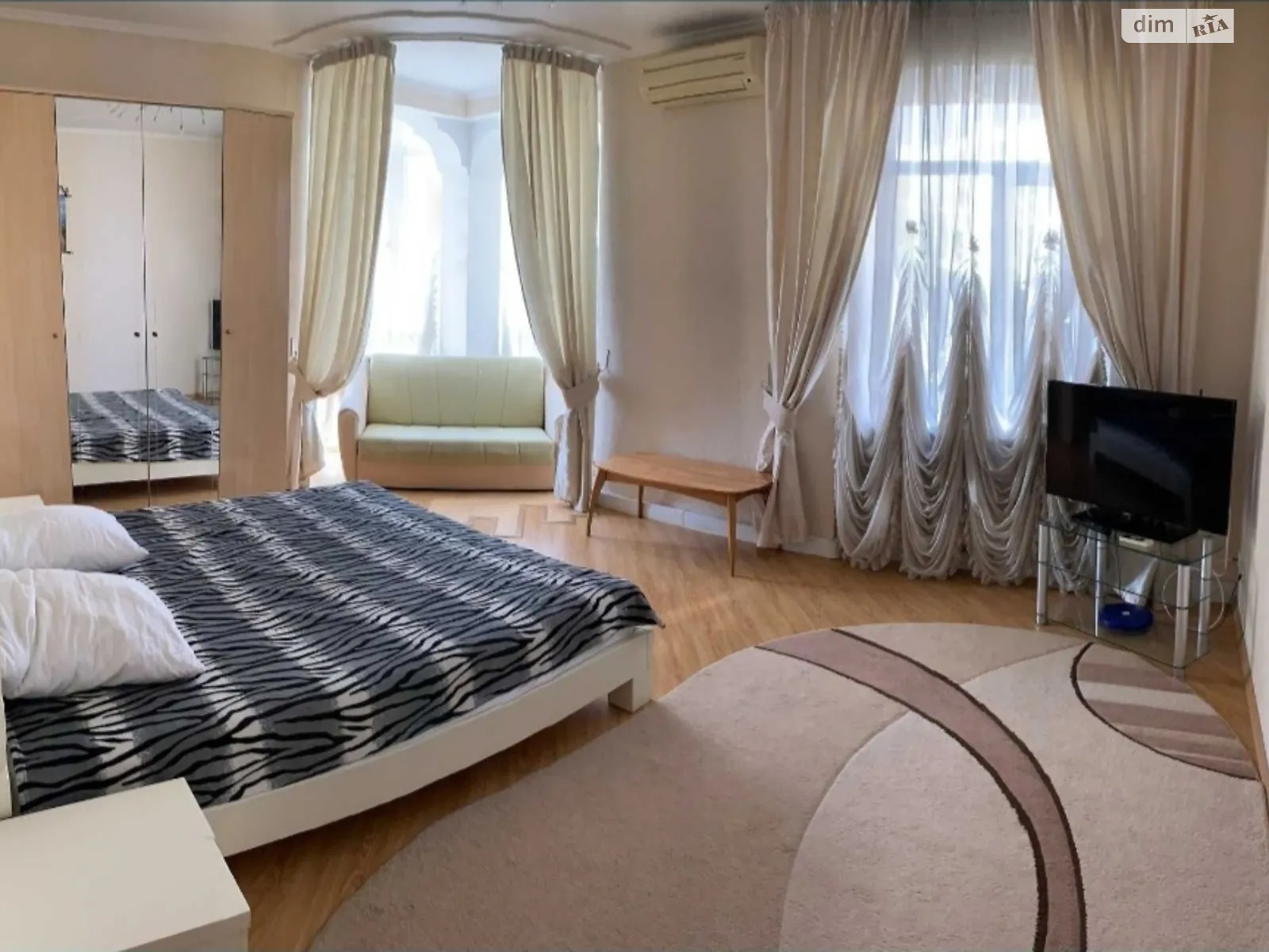 Продается 3-комнатная квартира 107 кв. м в Черноморске, ул. Парковая