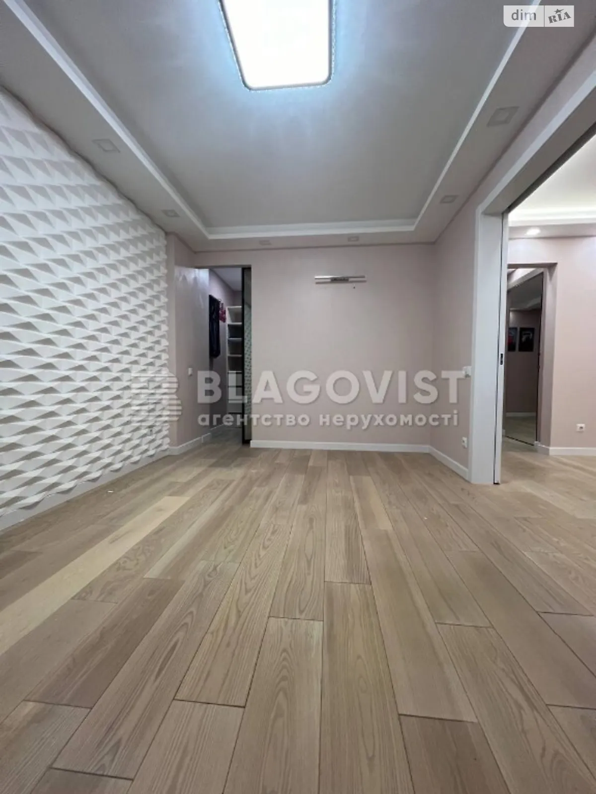 Продается 1-комнатная квартира 52 кв. м в Киеве, ул. Михаила Максимовича, 9В