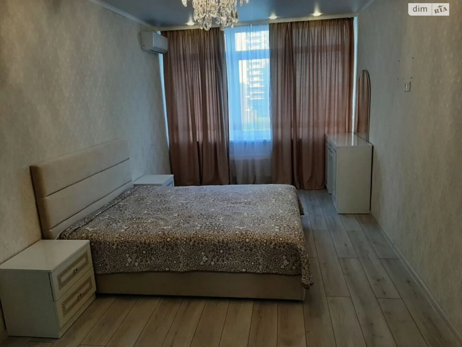 Продается 1-комнатная квартира 42 кв. м в Одессе, ул. Жемчужная, 7