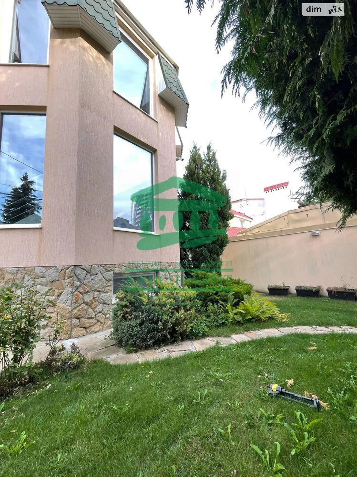 Продается дом на 3 этажа 200 кв. м с садом - фото 2