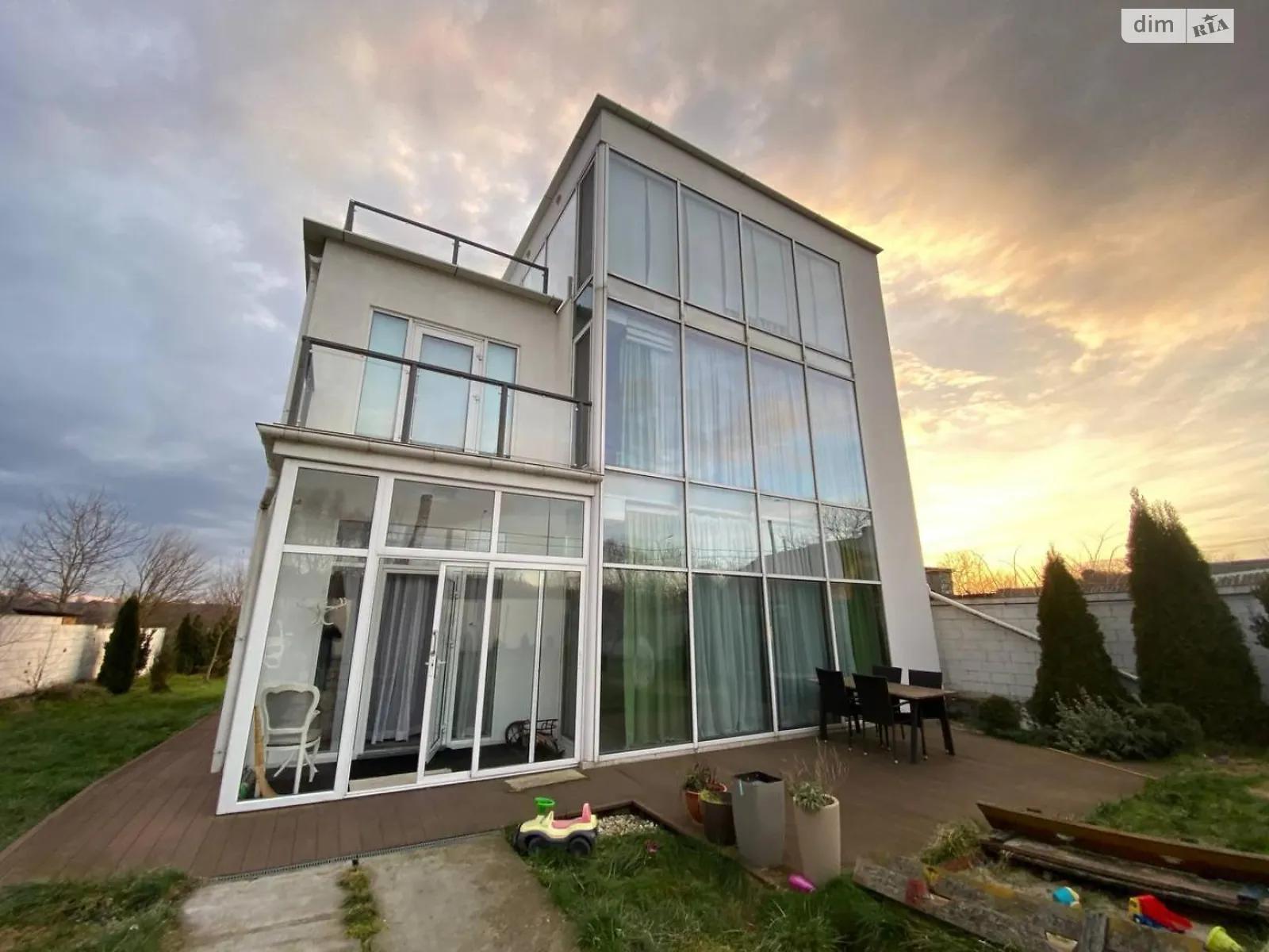 Продається будинок 3 поверховий 245 кв. м з банею/сауною, цена: 145000 $ - фото 1