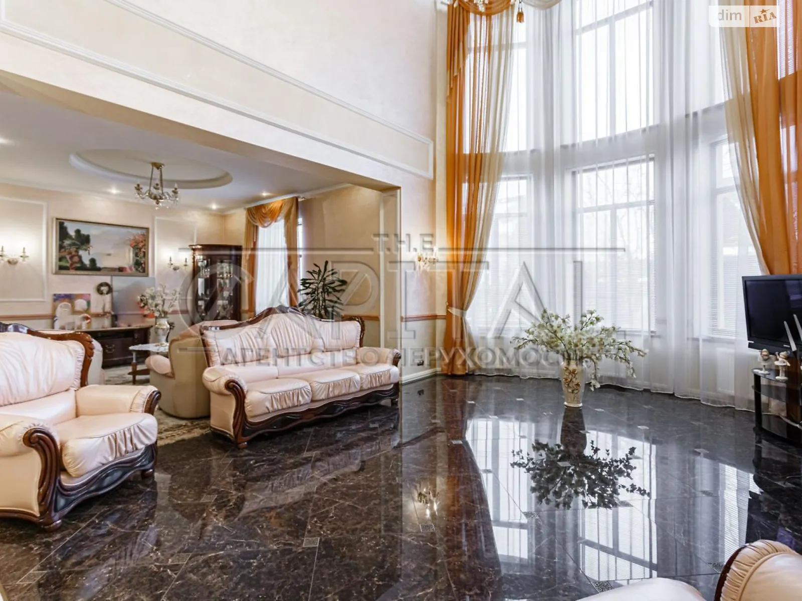 Продается дом на 3 этажа 600 кв. м с бассейном, цена: 720000 $