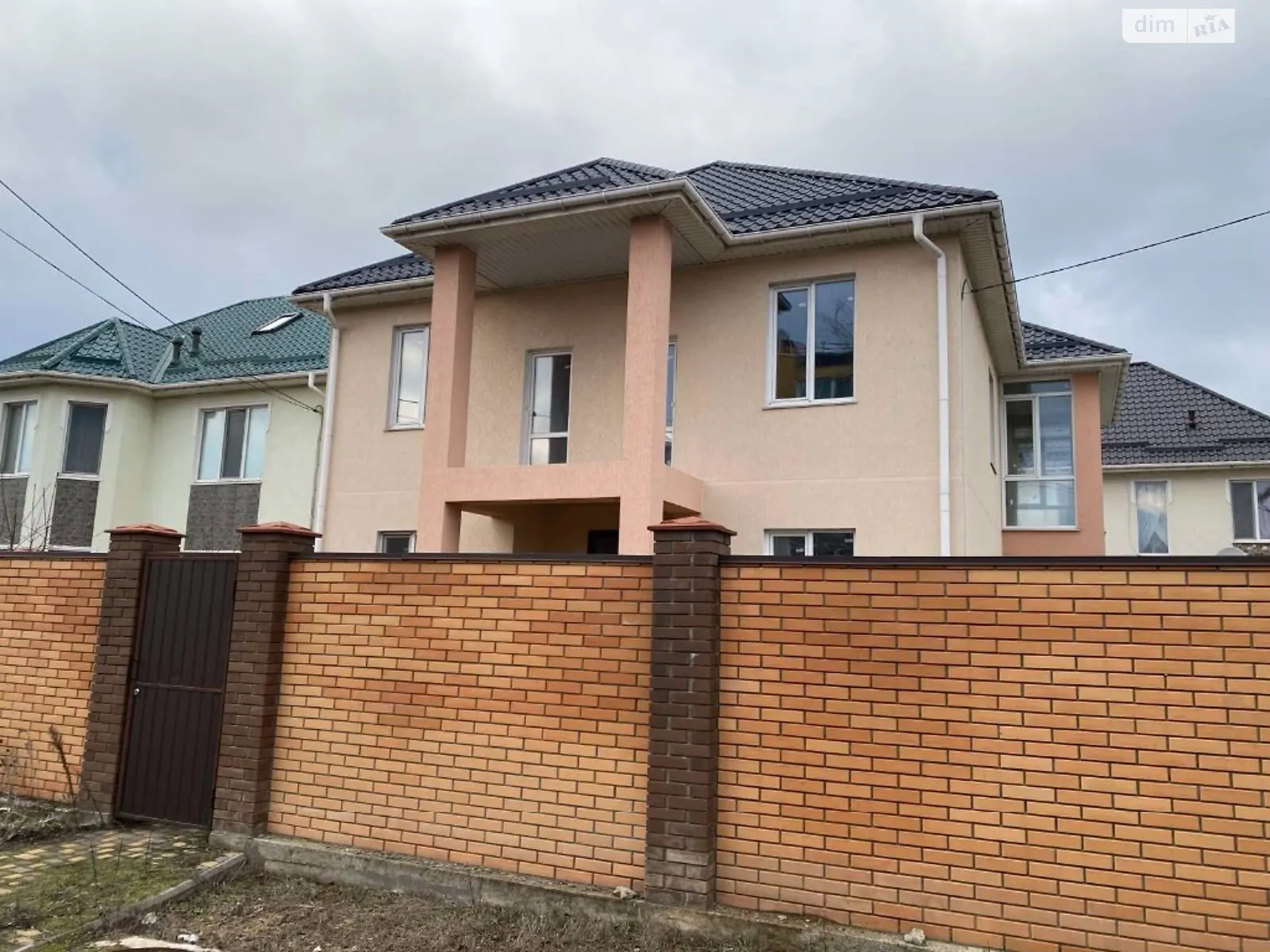 Продається будинок 2 поверховий 227 кв. м з каміном, цена: 120000 $