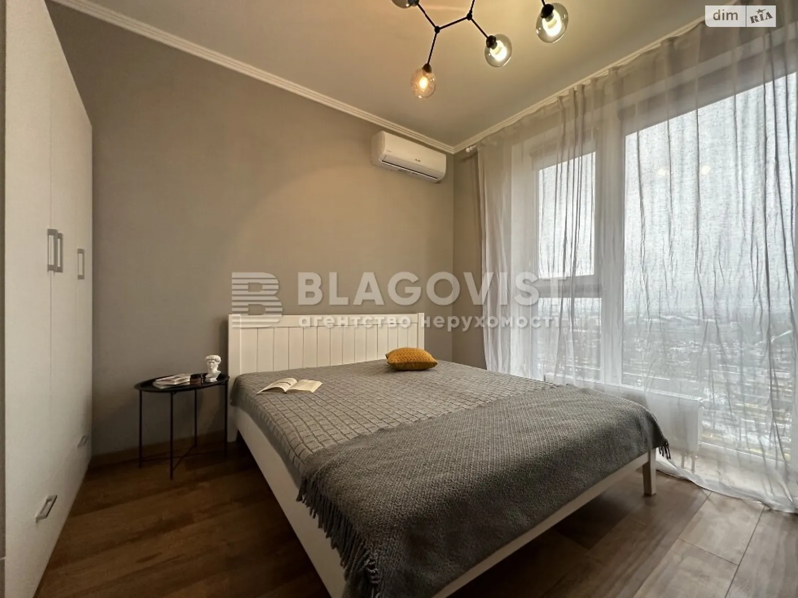 Продается 2-комнатная квартира 55 кв. м в Киеве, ул. Святослава Храброго, 11Б