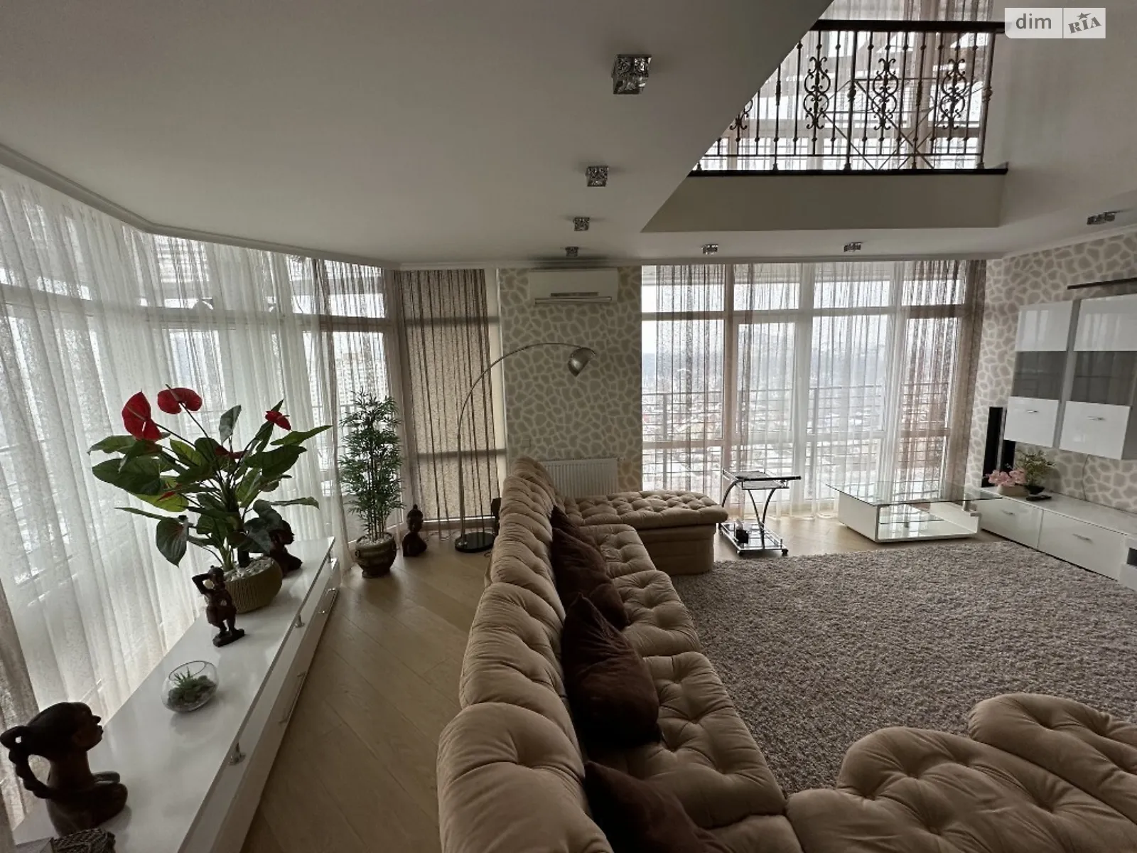 Продается 3-комнатная квартира 209 кв. м в Киеве, ул. Януша Корчака, 25