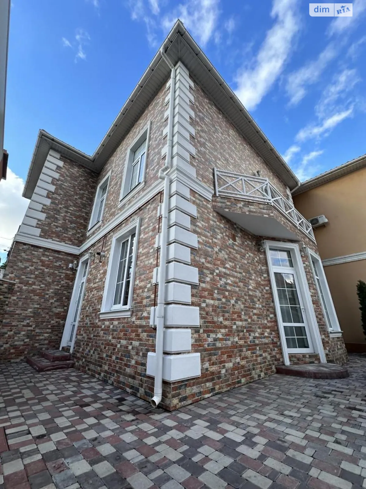 Продается дом на 3 этажа 233 кв. м с верандой, цена: 350000 $