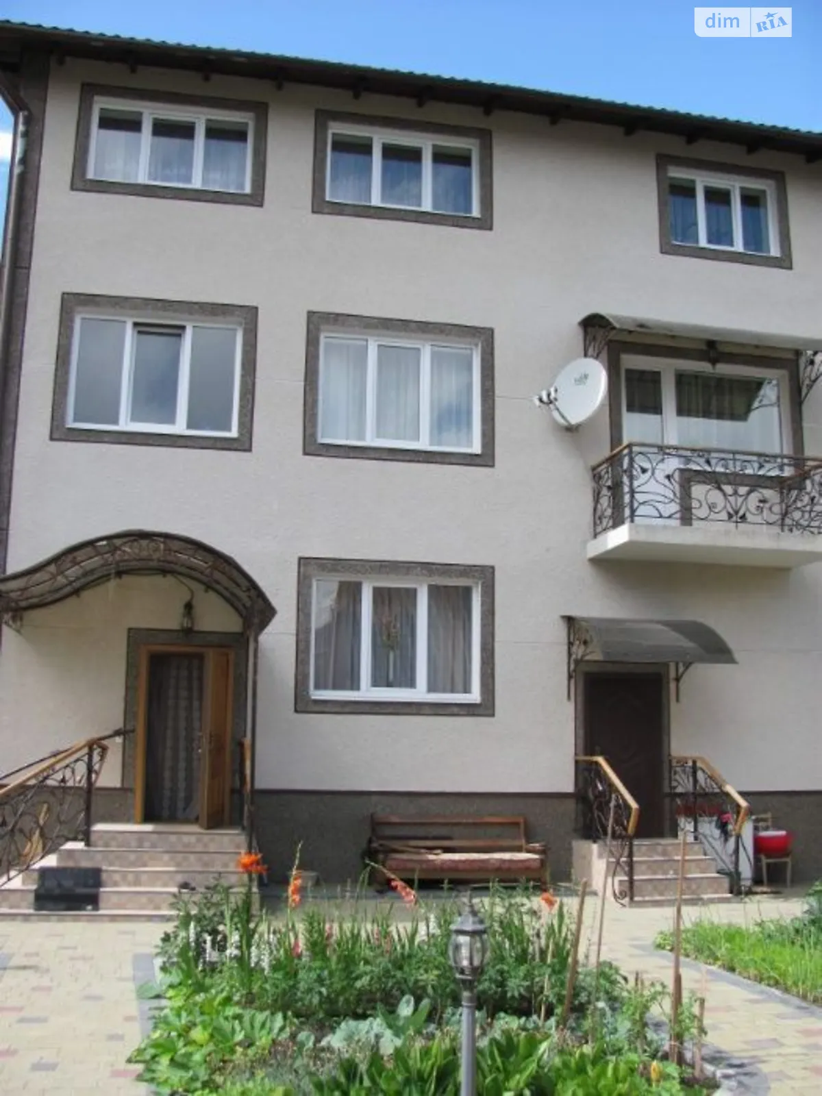 Продается дом на 3 этажа 350 кв. м с балконом, цена: 220000 $