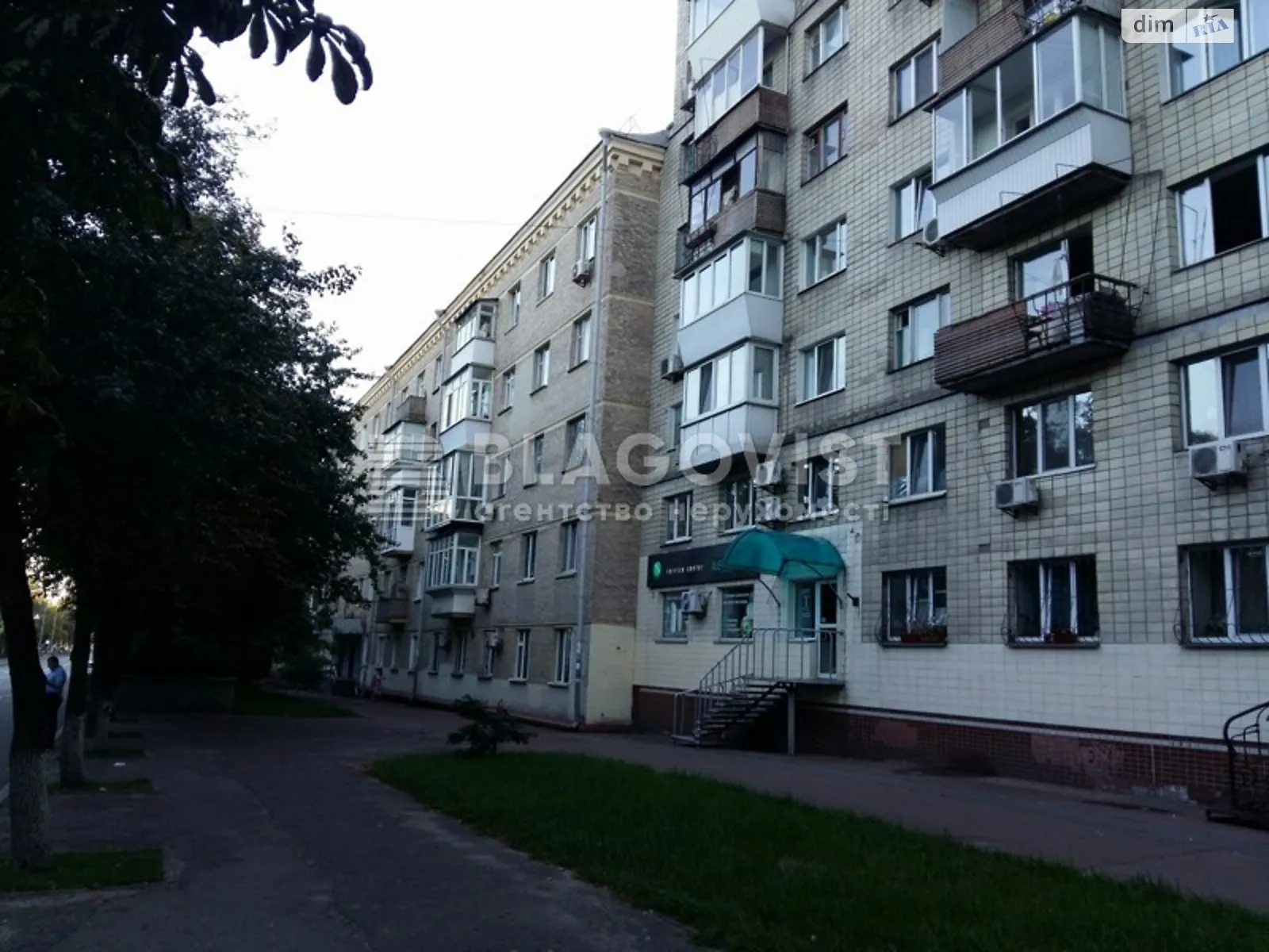 Продается 2-комнатная квартира 43 кв. м в Киеве, ул. Лаврская, 4