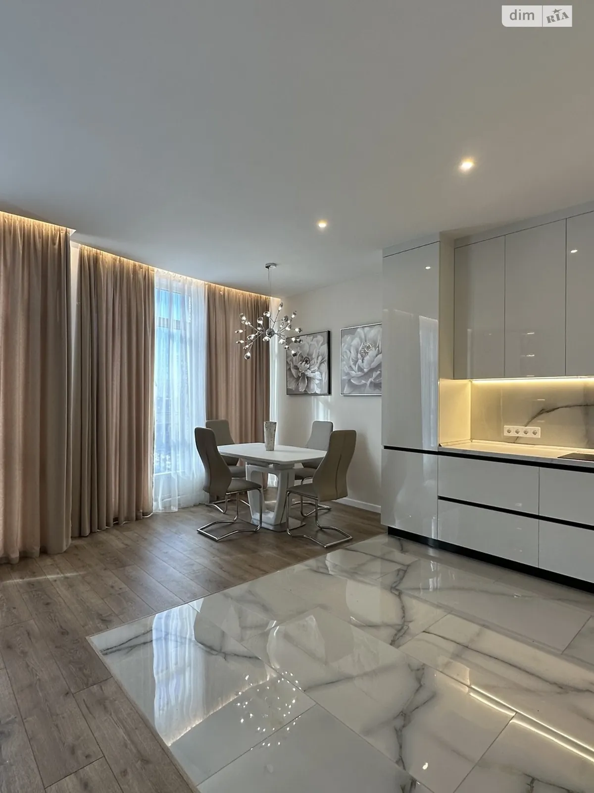 Продается 3-комнатная квартира 104 кв. м в Одессе, просп. Гагарина, 19Б - фото 1