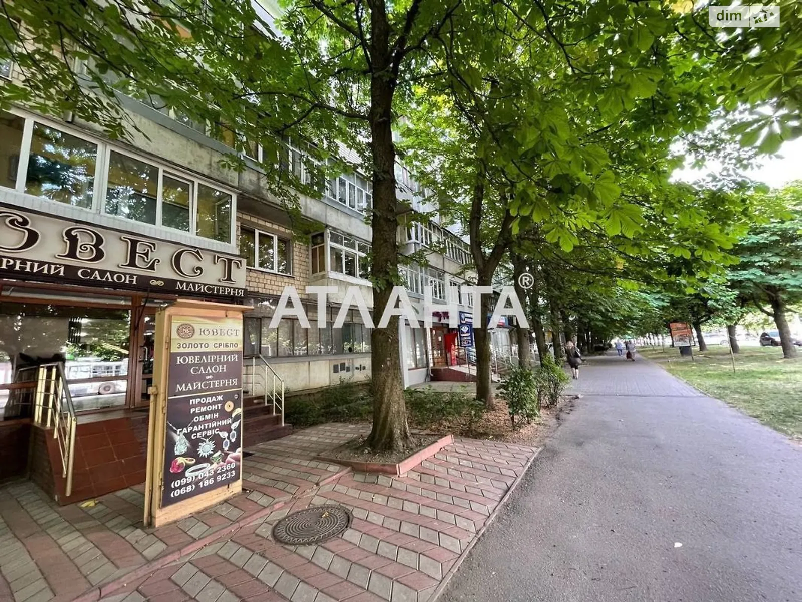 Продается 3-комнатная квартира 76.8 кв. м в Черновцах, ул. Сергея Скальда(Комарова Владимира)