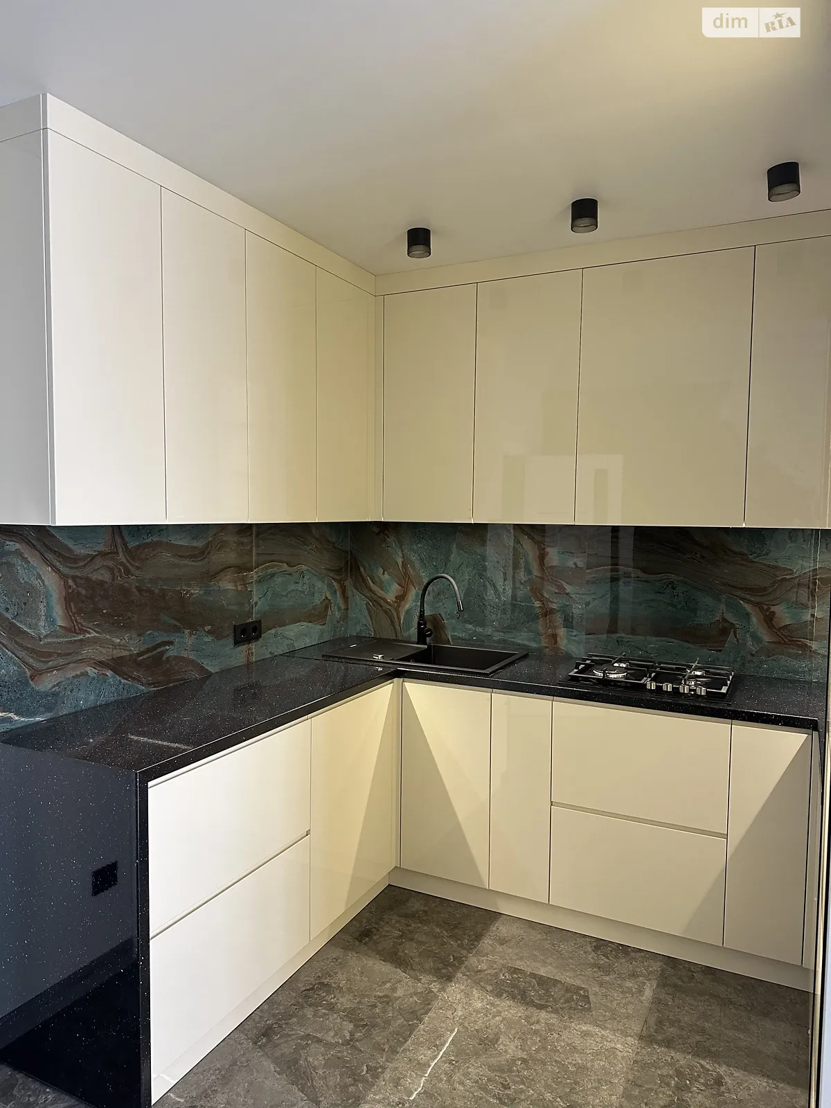Здається в оренду 2-кімнатна квартира 63 кв. м у, цена: 600 $ - фото 1