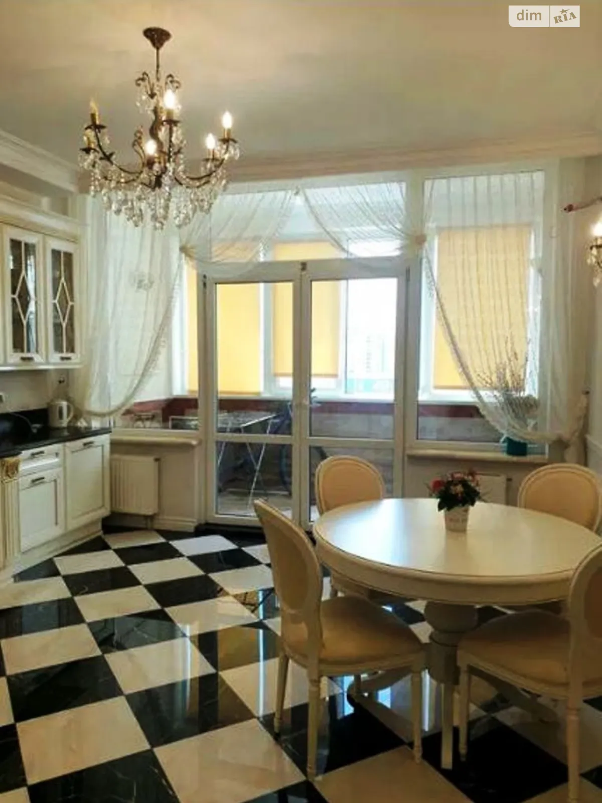 Продається 3-кімнатна квартира 142 кв. м у Одесі, вул. Літературна