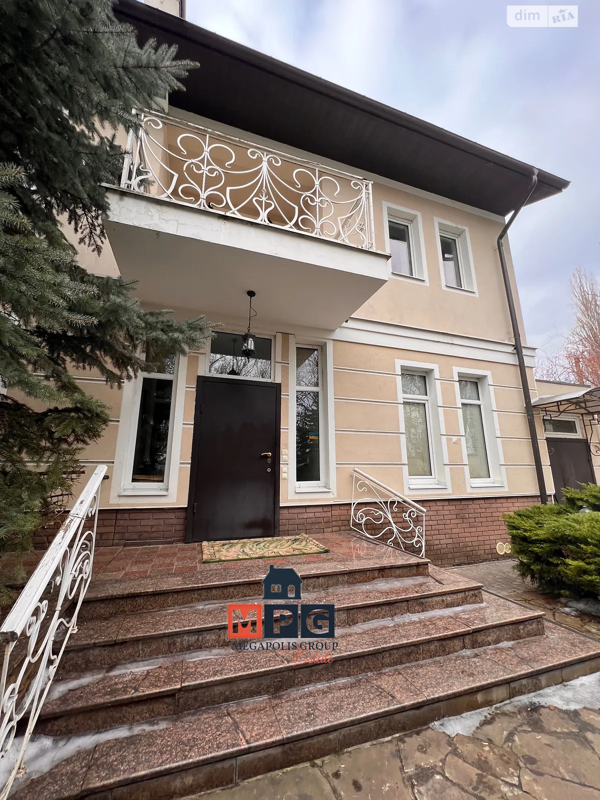 Продается дом на 2 этажа 450 кв. м с камином, цена: 360000 $