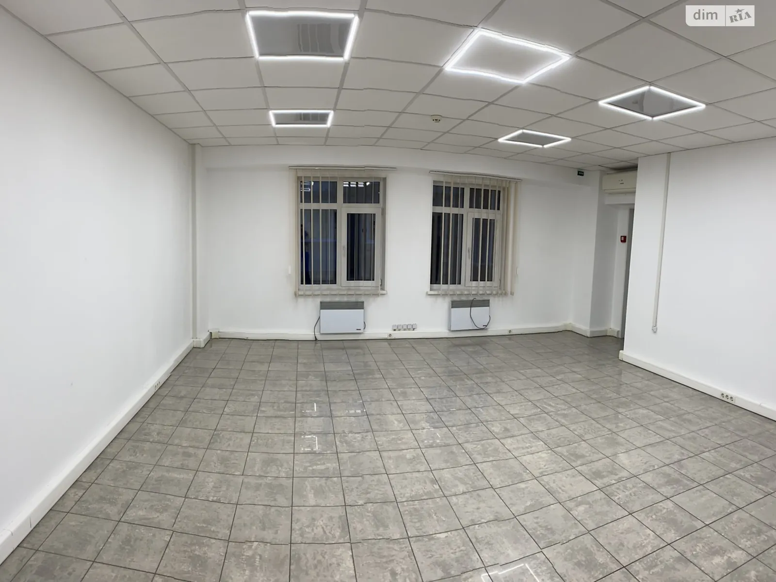 Сдается в аренду офис 90 кв. м в бизнес-центре, цена: 1200 $