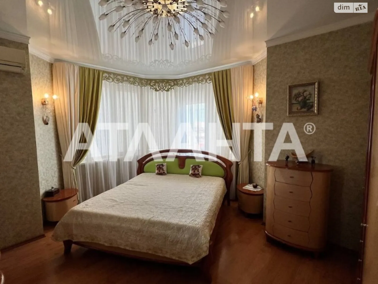 Продается 3-комнатная квартира 84.5 кв. м в Одессе, ул. Среднефонтанская
