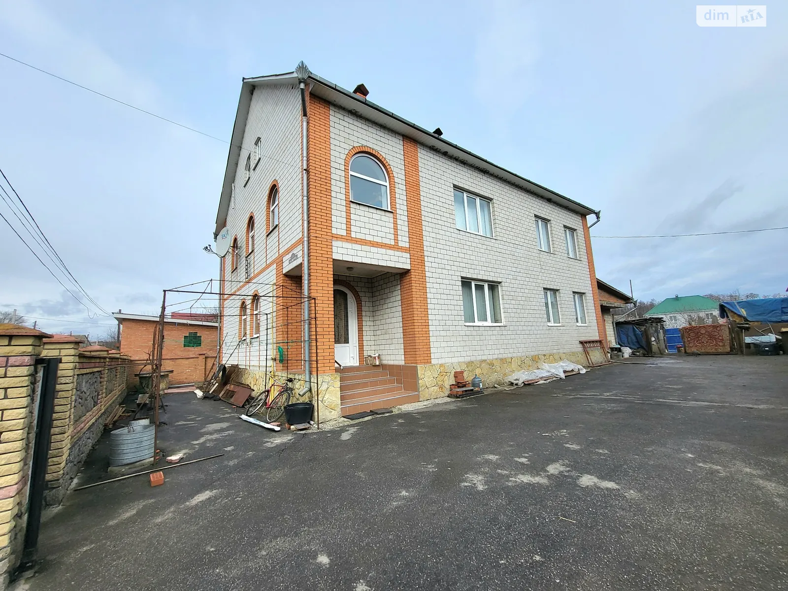 Продается дом на 2 этажа 221.3 кв. м с камином, цена: 170000 $ - фото 1